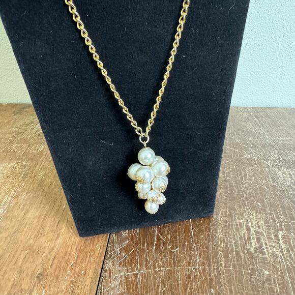 Vintage gold tone faux pearl grape style cluster statement pull over necklace - Picture 3 of 4